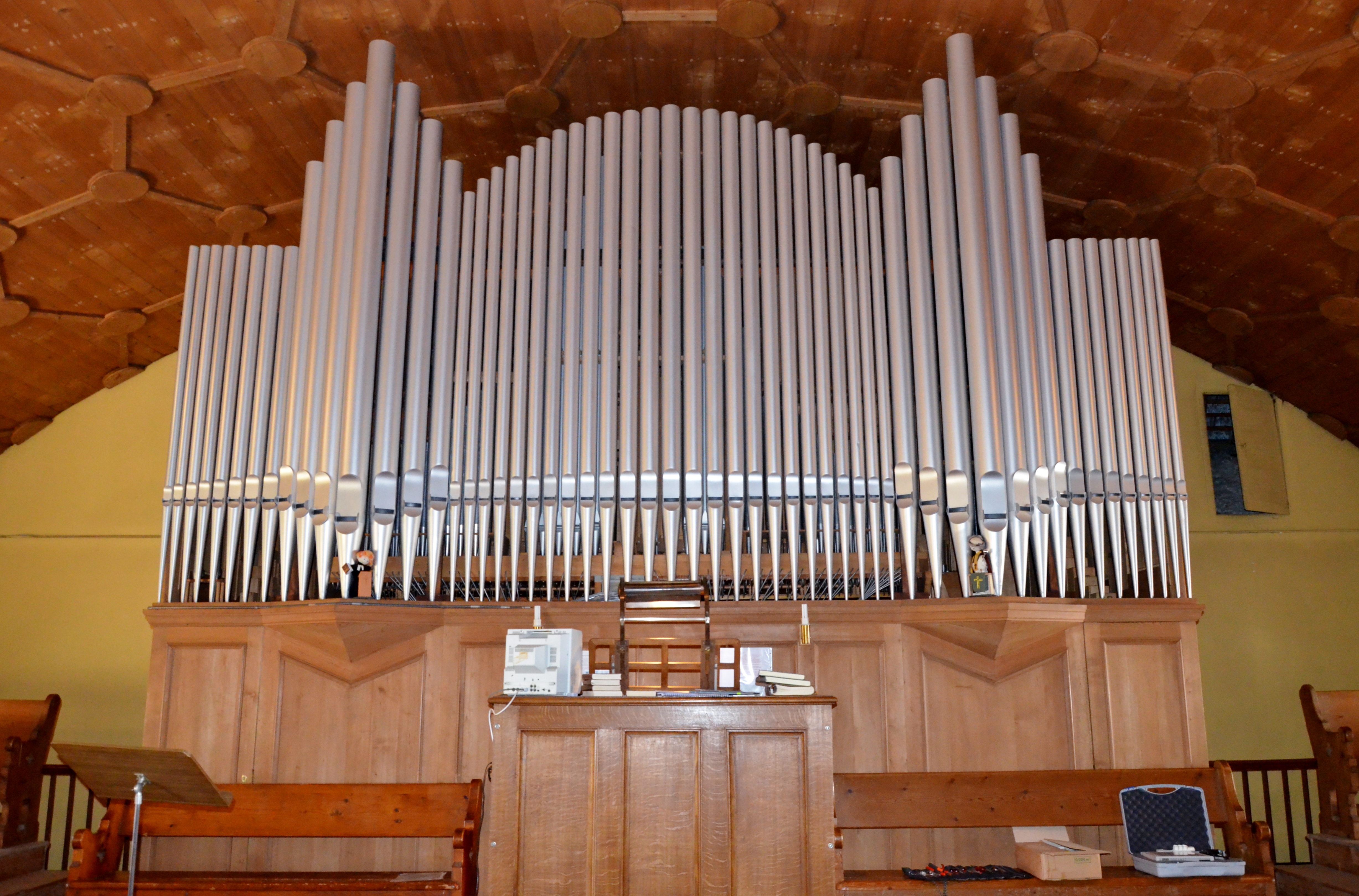 Bex organ with pipes directly exposed to the viewer
